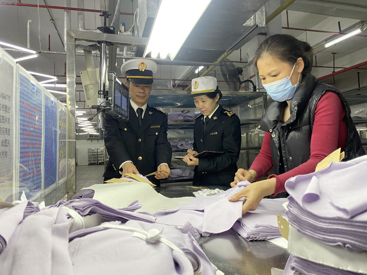 黃埔海關(guān)關(guān)員到毛織企業(yè)開(kāi)展調(diào)研。周青攝