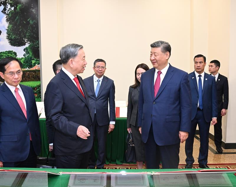 4月14日，習(xí)近平總書記在越共中央駐地同越共中央總書記蘇林舉行會談。這是會談后，兩黨總書記共同見證中越雙方簽署的45份雙邊合作文本展示。