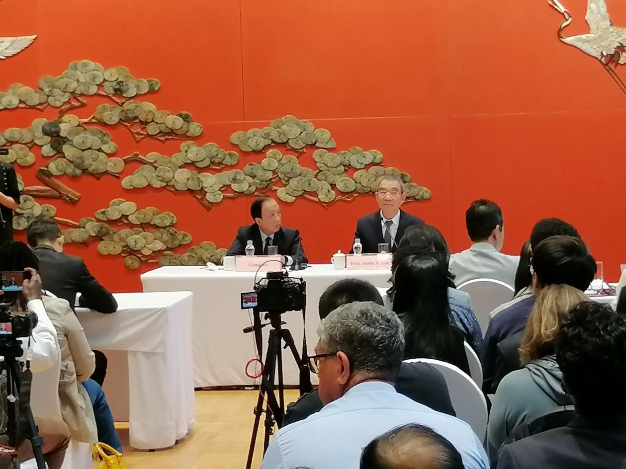 圖為21日舉行的“臨甲7號沙龍”，林毅夫（右一）在回答中外媒體記者的提問。 人民網(wǎng)記者 李瀟攝