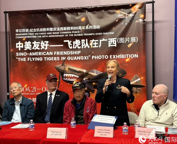 飛虎隊(duì)老兵后裔在現(xiàn)場(chǎng)分享父輩的歷史，正在發(fā)言者為夏琳·芳汀 人民網(wǎng)記者 鄧圩攝