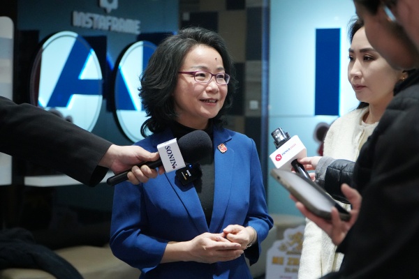 沈敏娟大使接受中蒙主流媒體采訪。中國駐蒙古國使館供圖