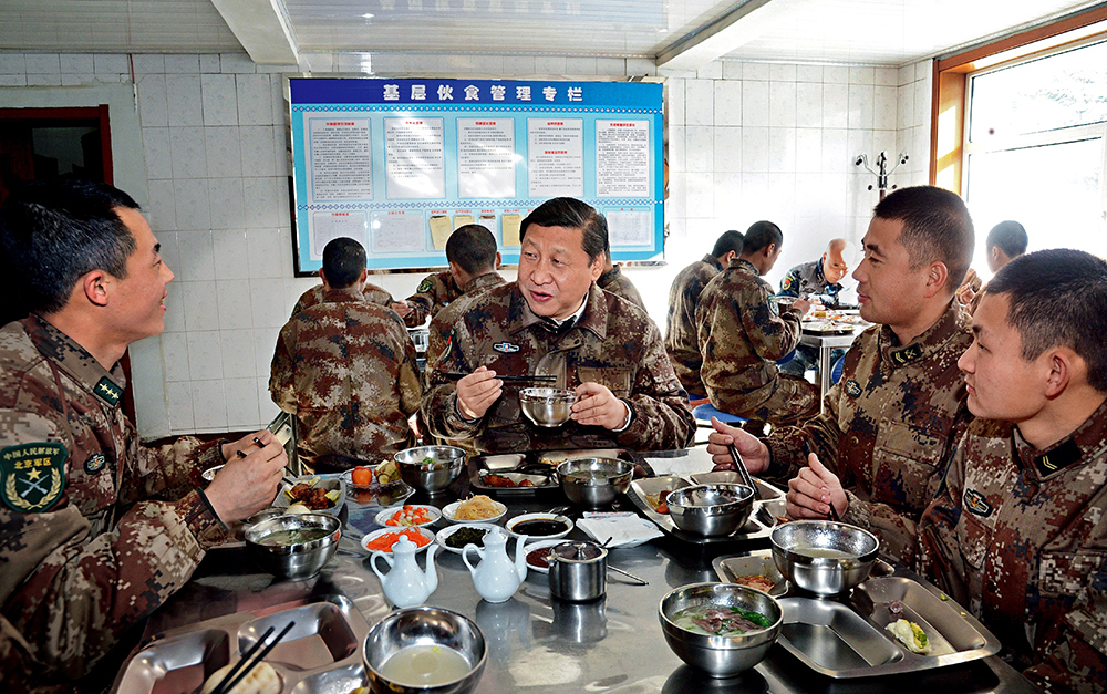 2014年1月26日，習近平主席專程來到內(nèi)蒙古軍區(qū)邊防某部，親切看望慰問戍邊官兵。這是在連隊食堂，習近平主席同戰(zhàn)士們一起用餐。