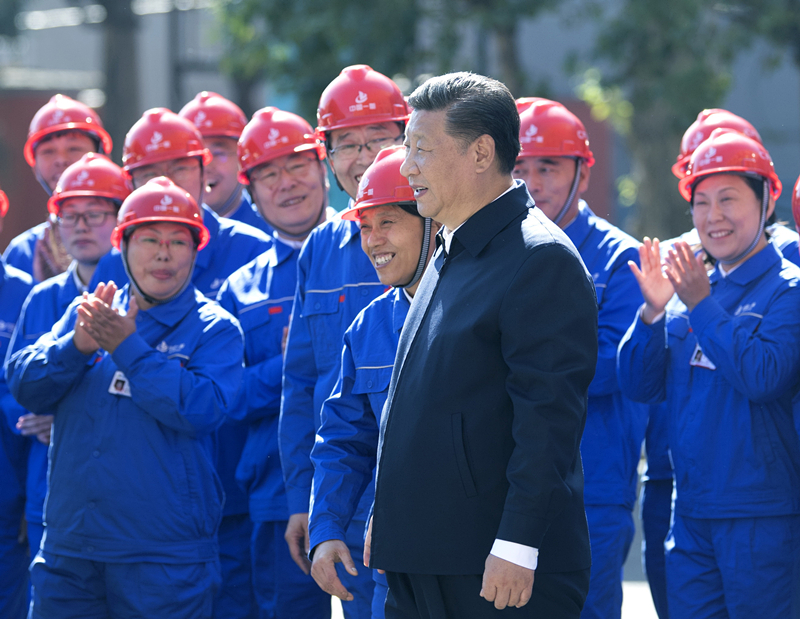 2018年9月26日，在中國一重集團(tuán)，習(xí)近平總書記走到工人中間，同大家親切交流。