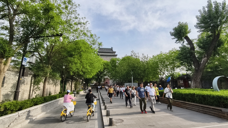 外國(guó)游客游覽北京鼓樓。人民網(wǎng)記者 李楠樺攝