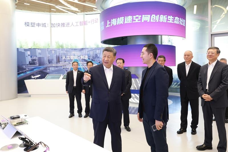 △2025年4月29日，習近平總書記在上海“模速空間”大模型創(chuàng)新生態(tài)社區(qū)，察看大模型產(chǎn)品展示。