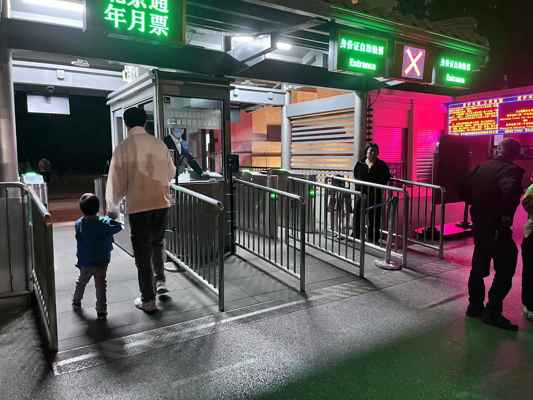 北京天壇公園延長開放時間，游客進(jìn)入游覽。人民網(wǎng)記者 李楠樺攝