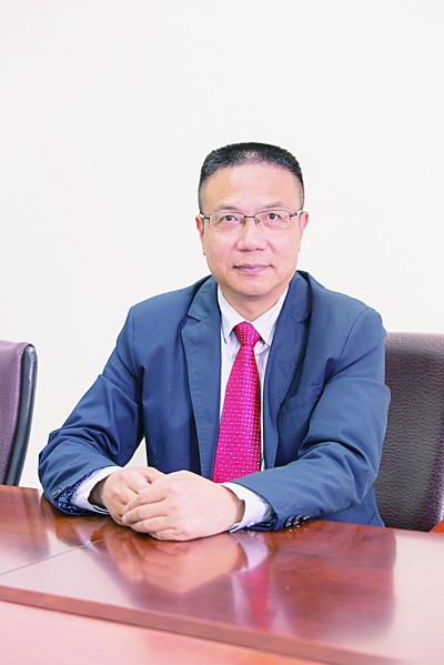 徐飛 教授、博士生導師。歷任上海交通大學副校長、西南交通大學校長、上海財經大學常務副校長，現任福耀科技大學常務副校長。國務院政府特殊津貼專家。先后兼任中國鐵道學會副理事長，中國管理學會組織與戰(zhàn)略專業(yè)委員會副主任，教育部高等學校創(chuàng)新創(chuàng)業(yè)教育指導委員會副主任，中國高等教育學會創(chuàng)新創(chuàng)業(yè)教育分會理事長，中國高質量MBA教育認證（CAMEA）工作委員會副主任，中國職業(yè)技術教育學會副會長等。主要研究領域為戰(zhàn)略管理、競爭戰(zhàn)略與博弈論、創(chuàng)新創(chuàng)業(yè)、跨文化戰(zhàn)略領導力等。出版著作20余部。