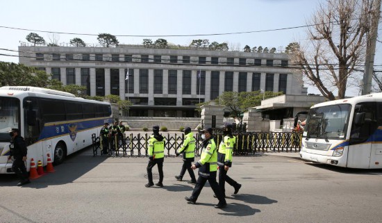4月3日，在韓國首爾，警察在韓國憲法法院前執(zhí)勤。新華社記者姚琪琳攝