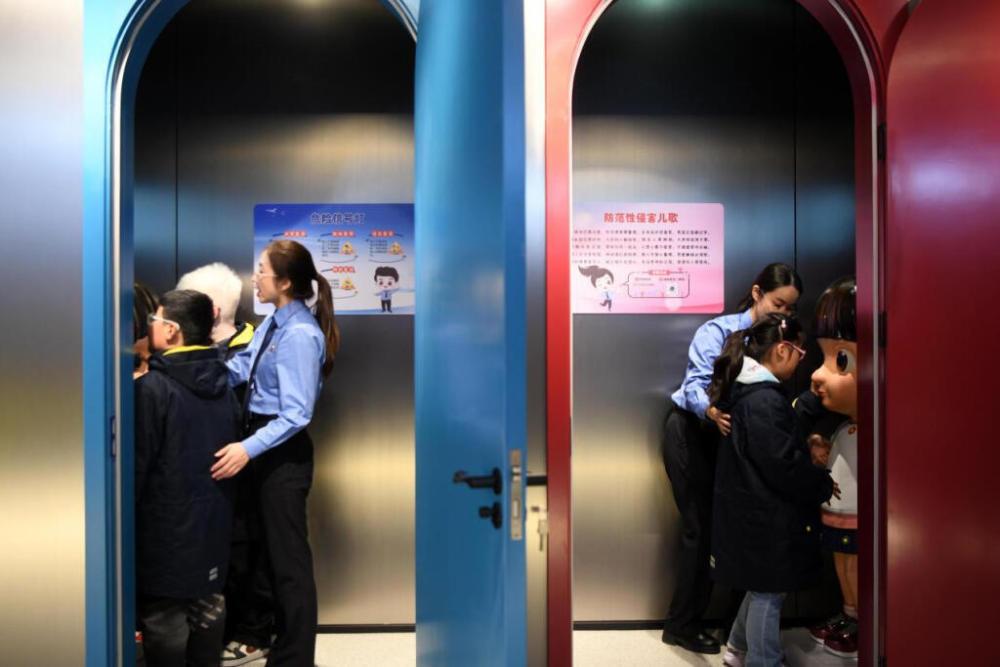 2025年4月2日，殘障兒童在無障礙青少年法治教育基地體驗。