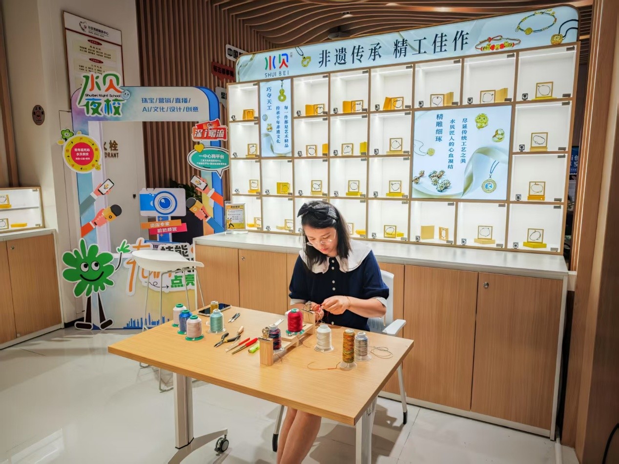 水貝夜校學(xué)員正在展示手工編繩過程。人民網(wǎng) 肖聰聰攝