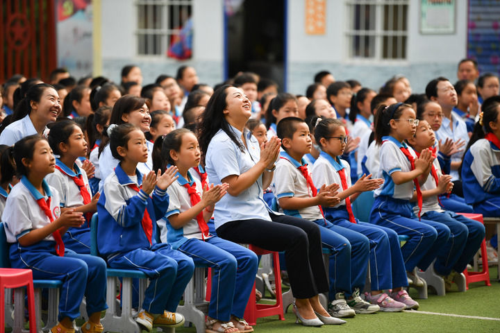 2021年7月1日，在位于陜西省延安市的楊家?guī)X福州希望小學(xué)，師生收看慶祝中國(guó)共產(chǎn)黨成立100周年大會(huì)。新華社記者 張博文 攝