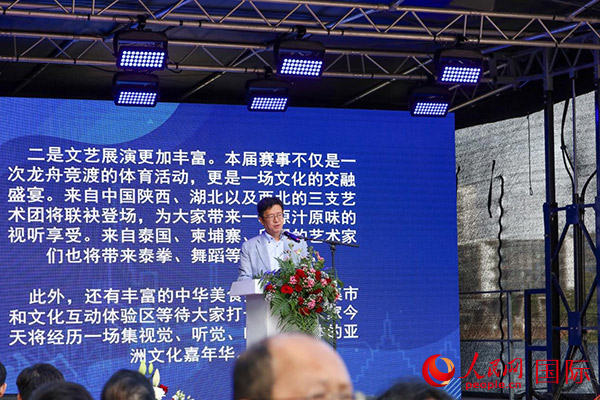 中國駐法蘭克福總領(lǐng)事黃昳揚(yáng)在致辭中對(duì)龍舟賽表示熱烈祝賀。人民網(wǎng) 依琳攝