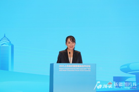 5月23日，在2025上合組織國(guó)家媒體合作論壇青年文化交流營(yíng)活動(dòng)中，人民日?qǐng)?bào)社記者阿爾達(dá)克·塔巴拉克發(fā)言。石榴云/新疆日?qǐng)?bào)記者 李雄心攝