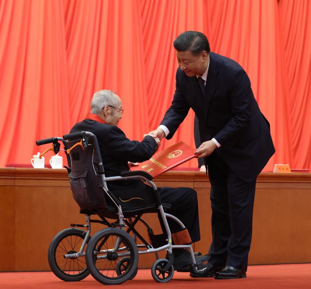 2021年11月3日，2020年度國家科學(xué)技術(shù)獎勵大會在北京人民大會堂隆重舉行。習(xí)近平總書記向獲得2020年度國家最高科學(xué)技術(shù)獎的中國航空工業(yè)集團(tuán)有限公司顧誦芬院士頒獎。新華社記者 龐興雷 攝