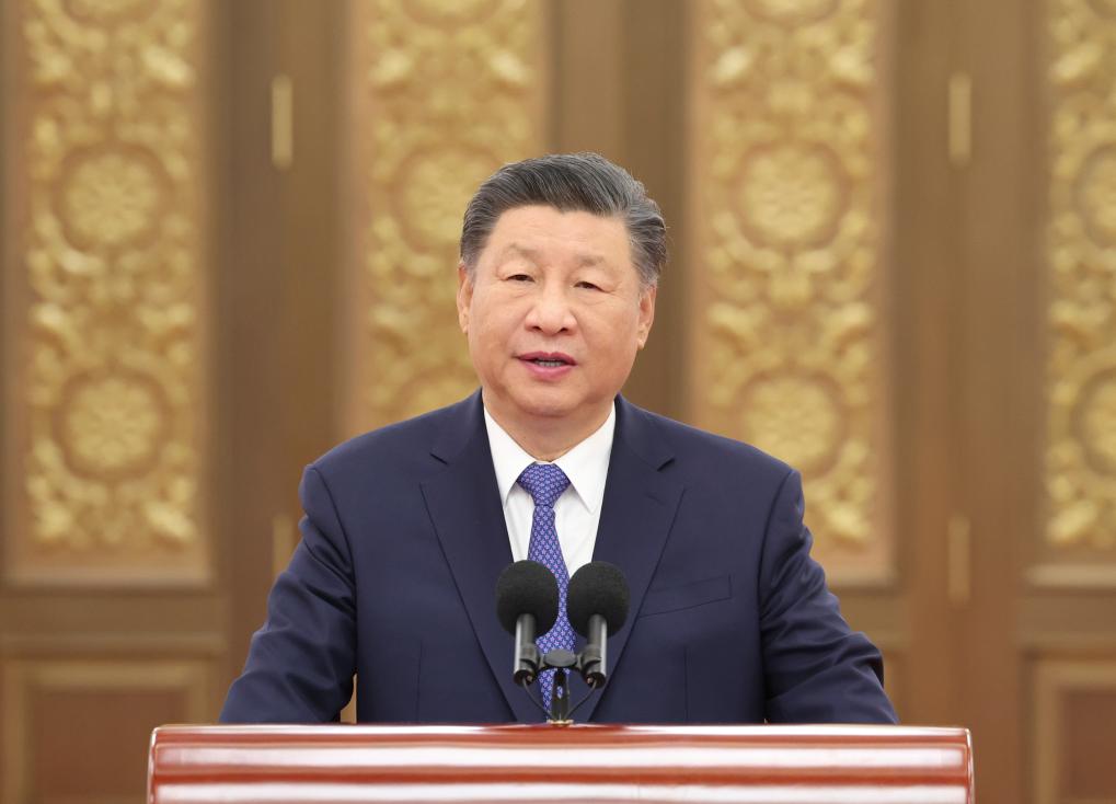2024年9月23日，習(xí)近平總書記在人民大會堂接見探月工程嫦娥六號任務(wù)參研參試人員代表并參觀月球樣品和探月工程成果展覽。這是習(xí)近平總書記發(fā)表重要講話。新華社記者 鞠鵬 攝