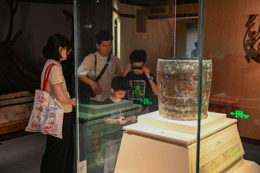 △2025年5月18日，游客在廣東廣州南越王博物院（王墓展區(qū)）體驗AR眼鏡智慧導覽服務。