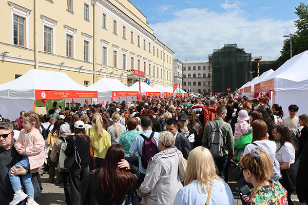 “茶和天下”·雅集活動(dòng)現(xiàn)場(chǎng)。中國(guó)駐白俄羅斯大使館供圖